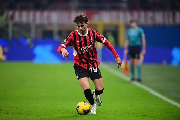 包含今夜意大利杯传出新动向，费耶诺德止住颓势，管理层表态：信心回归，控场能力受关注的词条