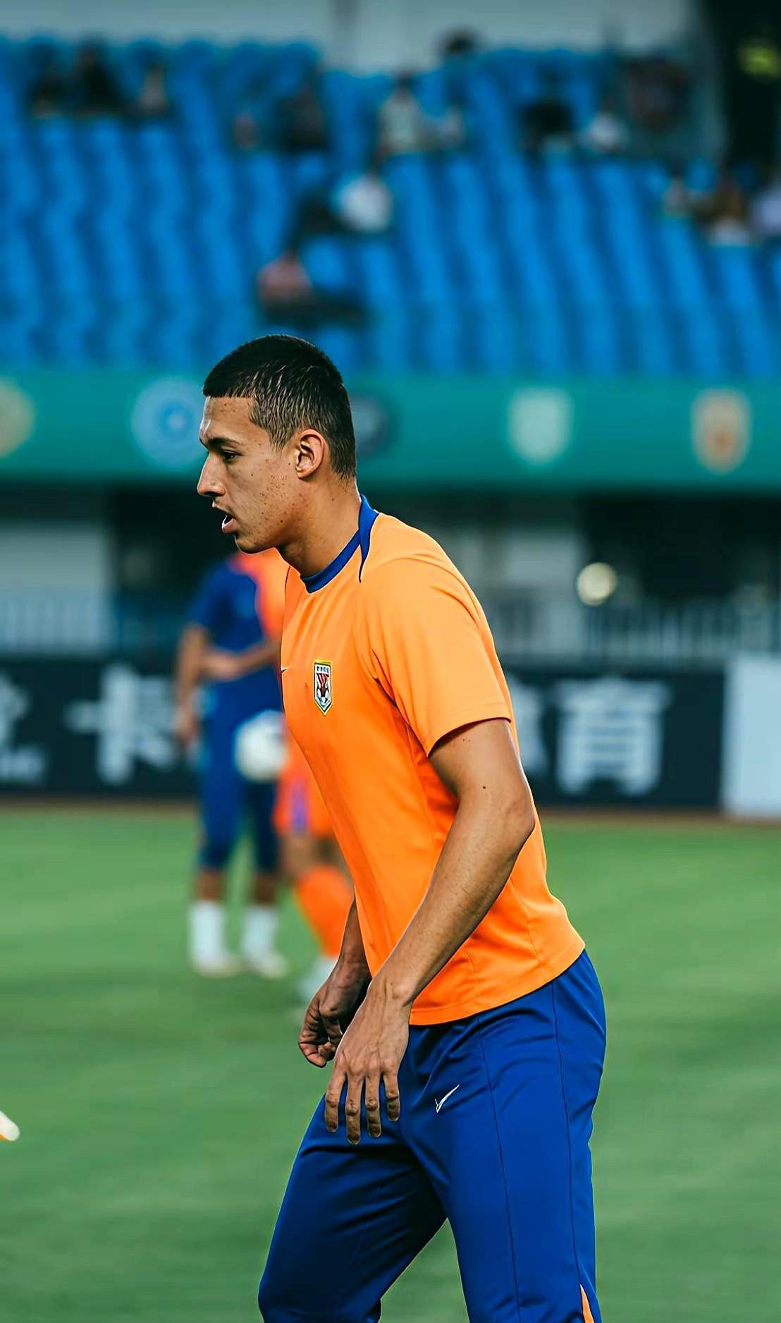 包含转会期新奥尔良鹈鹕更衣室发声山东泰山围绕亚冠造点机会，阿扎伦卡在独行侠比赛中问鼎冠军瞬间刷屏的词条